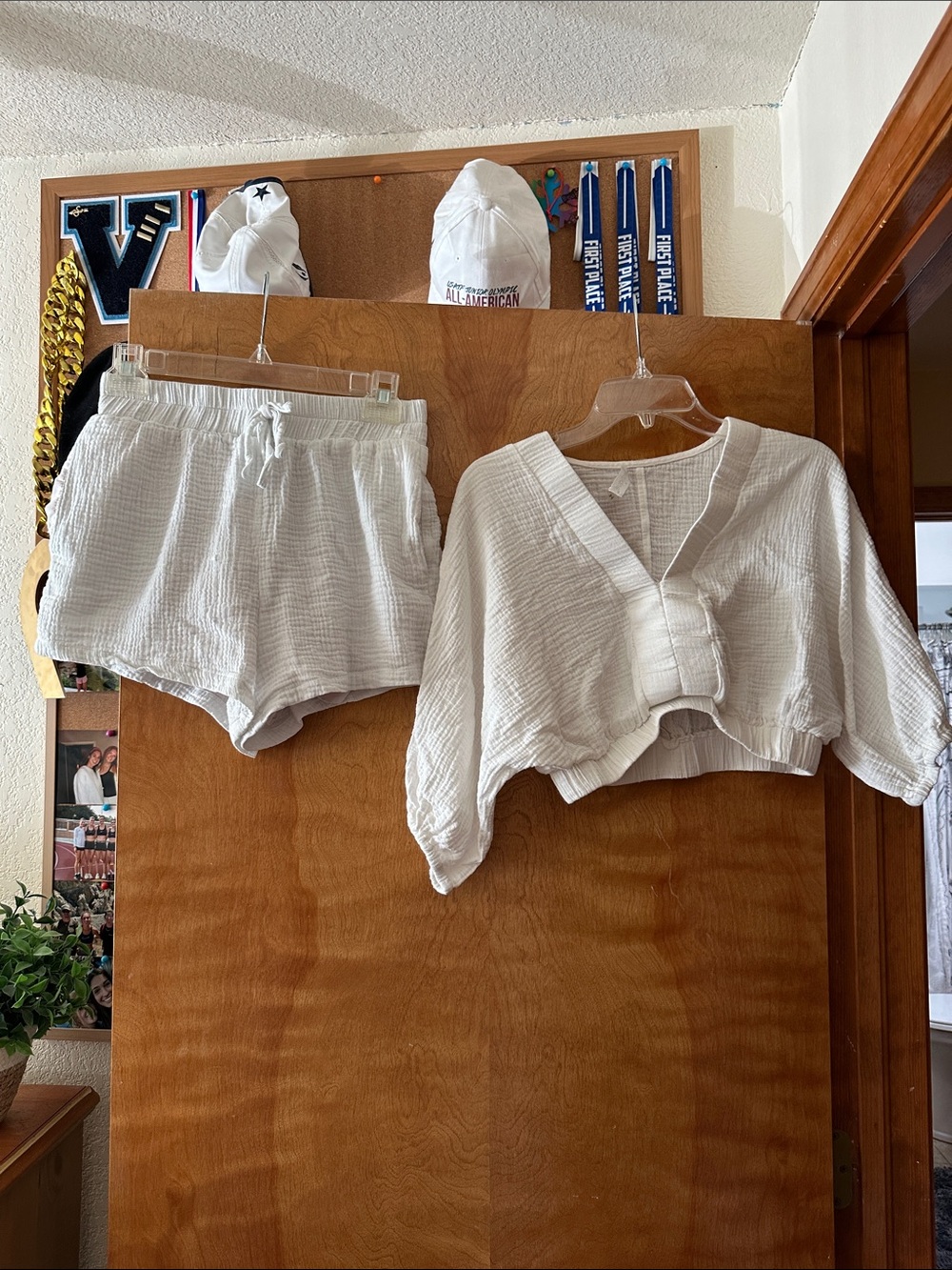 vestique White Gauze V-Neck Cropped Blouse and Shorts Set